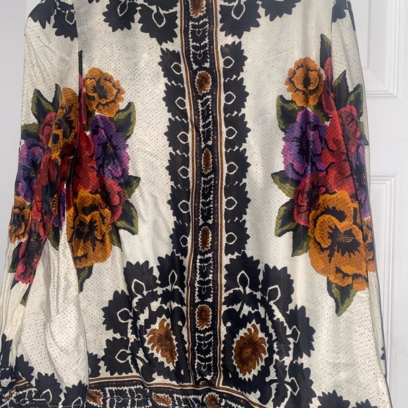 FARM Rio Beautiful Flower Tapestry Balloon Sleeve Blouse - Picture 2 of 6